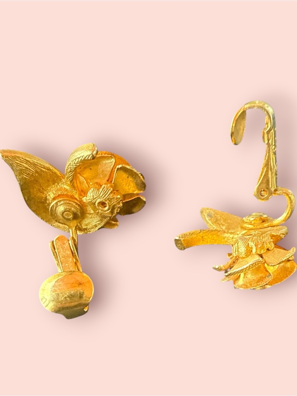 GorgeousVintage Coro Gold Tone Rose Clip-On Earrings Textured Floral 3/4” Signed - Picture 4 of 5